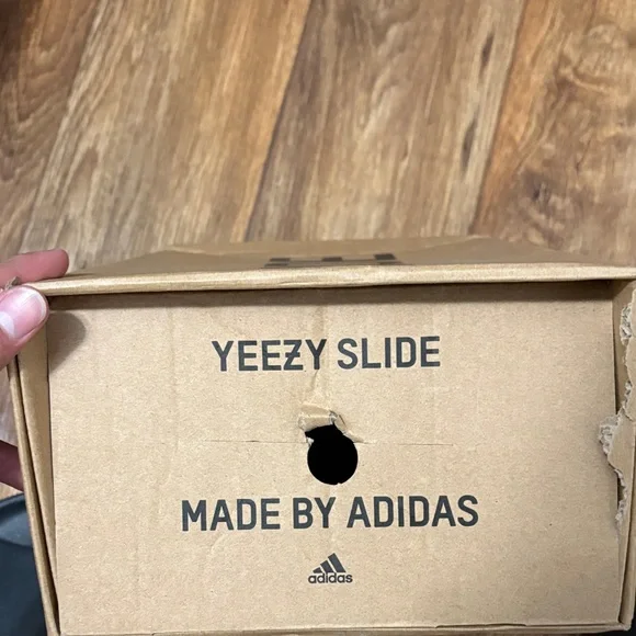 Adidas Yeezy Slide in Black - Picture 4 of 6